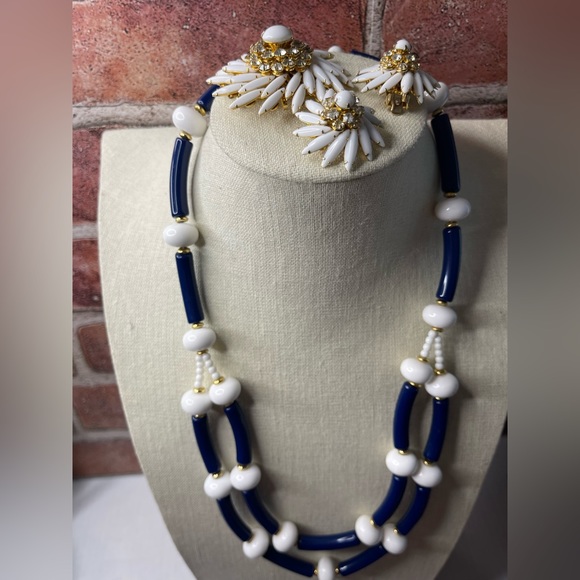 Judy Lee Navette White Milk Glass & Rhinestones Swirl Brooch w/set of earrings - Picture 13 of 17